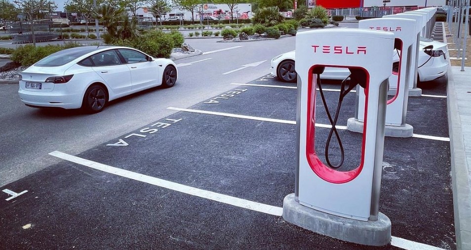 superchargeurs Tesla ouverts aux autres marques