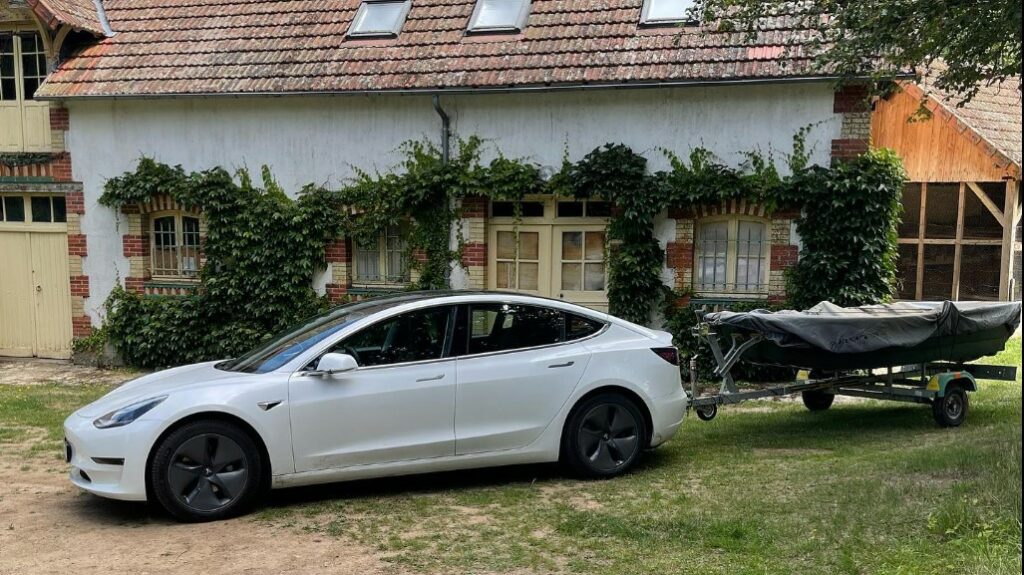 Tesla Model3 2020 con opción de enganche de remolque.